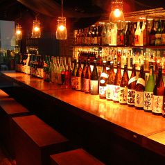 100種類以上のドリンクが並ぶカウンター席