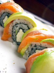 料理メニュー写真&nbsp;サーモンとアボカド・クリームチーズのロール寿司