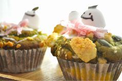 料理メニュー写真&nbsp;そのほか、デイジーのショーケースにならぶおやつ