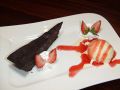 料理メニュー写真&nbsp;ブラウニーチョコレートケーキ・バニラいちごソース添え【コーヒー又は紅茶付】