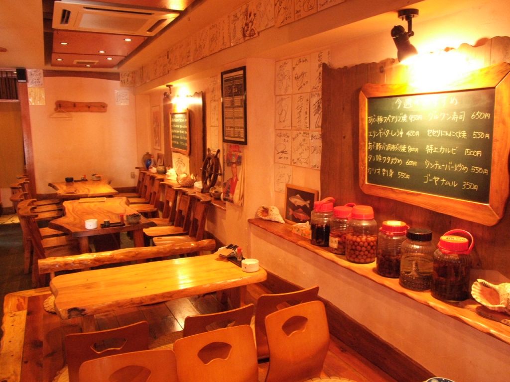 沖縄の自由な風が流れるような居心地の良い店内。人数やシーンに合わせてご案内いたします!