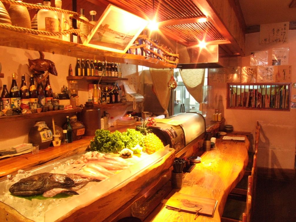 目の前には獲れたての魚が並びます。絶品料理にお酒もすすむ♪クーポンで『泡盛1合』サービス!
