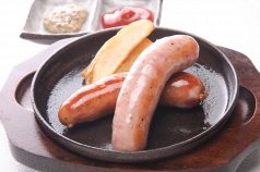 料理メニュー写真 大きな生ソーセージとスモークソーセージの炭火焼き
