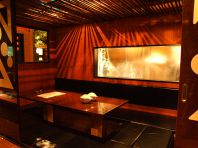 金魚が泳ぐ滝が流れる店内