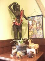 タイの雑貨が飾られた店内