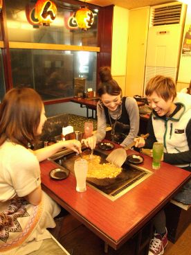 もんじゃ麦 大阪店の雰囲気1