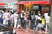 店外に長蛇の列の人気店★