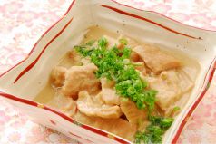 料理メニュー写真&nbsp;特製ホルモン煮込み／馬ホルモンから揚げ／馬肉ユッケ　各900円