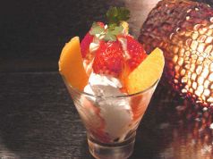 料理メニュー写真&nbsp;フルーツパフェ（生クリームたっぷりのデザートの王様）