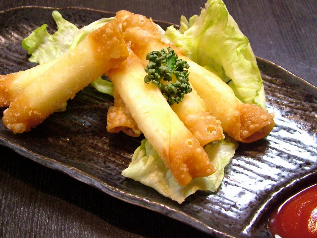 カリカリチーズ380円…外はカリッと、中からはとろけるチーズが◎女性を中心に人気の一品です☆