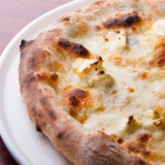 料理メニュー写真 Pizzaクアトロ・フォルマッジ(4種のチーズ)