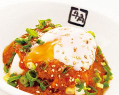 料理メニュー写真&nbsp;ピリ辛そぼろの温玉ヤッコ