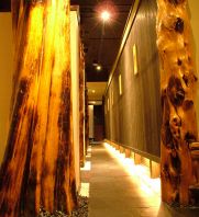 京の小道を思わせる店内…