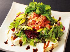 料理メニュー写真 サーモンと豆冨のサラダ 練り胡麻バルサミコドレッシング