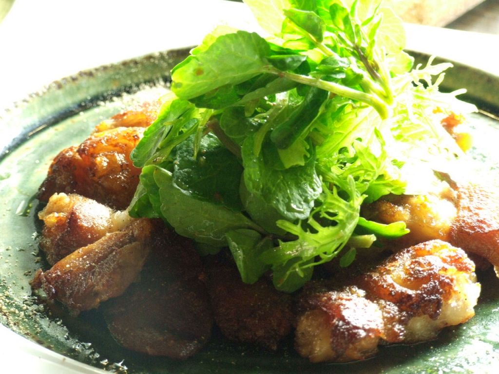 焼き加減が絶妙!テビチの味わい深さをじっくりと…ついついビールが進む、黒胡椒味!
