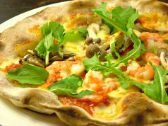 料理メニュー写真 手作り生地のピッツァ トマト&モッツァレラ