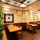 一階席・明るい照明の清潔感のある店内