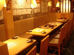 入り口すぐのテーブル席。団体様に人気
