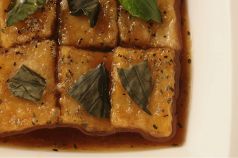 料理メニュー写真 ジーマミー豆腐の揚げだし バジルの香り