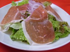 料理メニュー写真 パルマ産生ハムプロシュートのサラダ