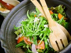 料理メニュー写真&nbsp;水菜と蒸し鶏のシーザーサラダ