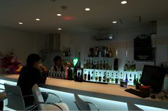 ピュア PURE ホワイト WHITE バー BARの写真