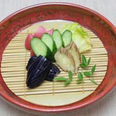 料理メニュー写真 枝豆/烏賊の塩辛/鶏皮ポン酢 さっぱりおろし和え/お新香盛り合わせ