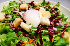 料理メニュー写真&nbsp;半熟卵のシーザーサラダ/有機野菜と蒸し鶏の生春巻き