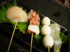 料理メニュー写真 イカ・イカゲソ・ホタテ・アスパラベーコン巻き