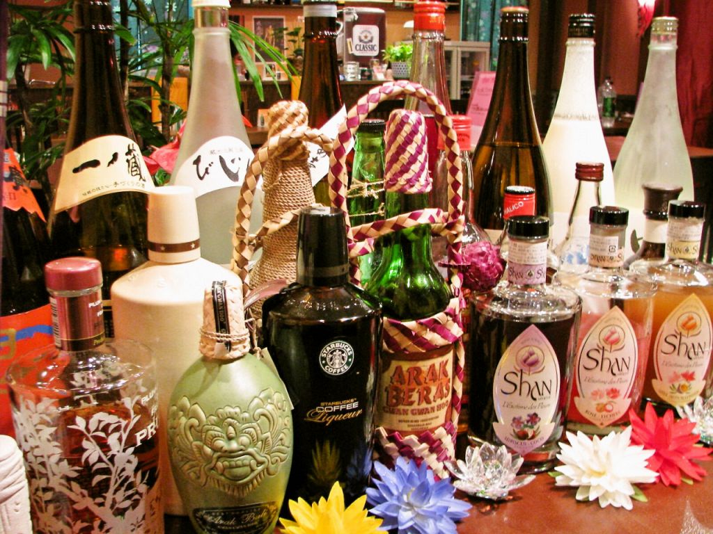オーソドックスなお酒からフルーツ焼酎、アジアン焼酎、ベトナムのフルーツリキュールなど種類豊富!