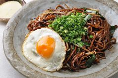 料理メニュー写真 特濃ソースの黒焼きそば