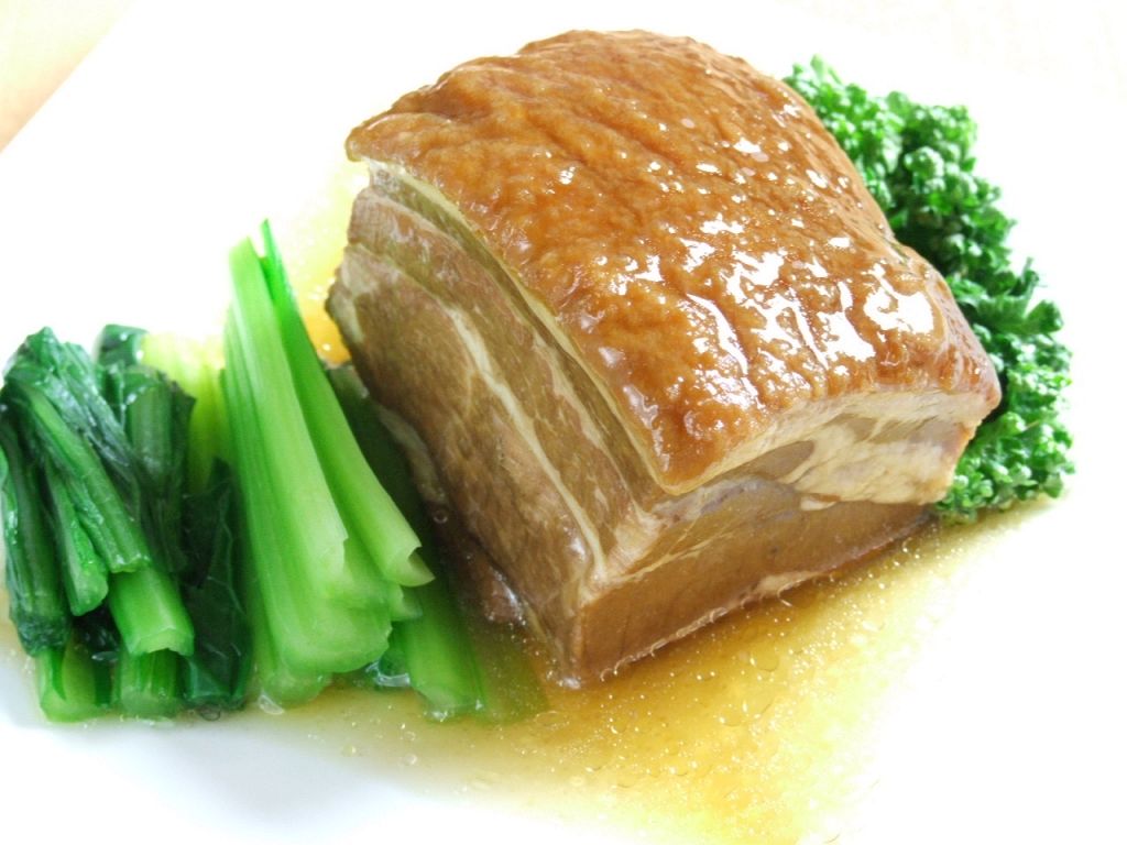 じっくり煮込んだラフテーはとろけるほど美味しい◎