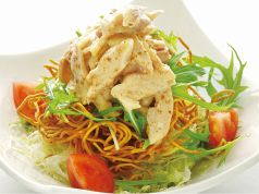 料理メニュー写真&nbsp;蒸し鶏と揚げワンタンの中華風サラダ