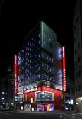 三番町の夜に怪しく輝くビルがＡＮＮＥＸ。