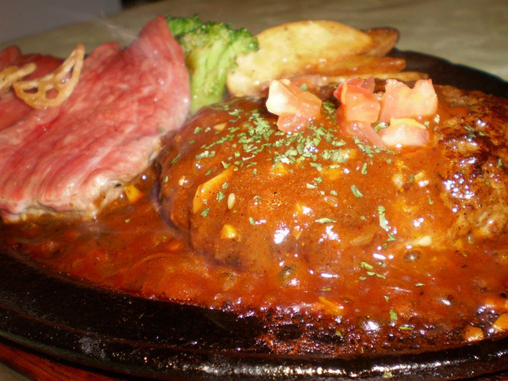お店で丁寧に作った、ジューシーなハンバーグも大人気！30種の材料をブレンドしたソースとの相性も◎