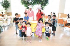 料理メニュー写真&nbsp;直径40cmの巨大ケーキを囲んで、ケーキを食べて祝おう！