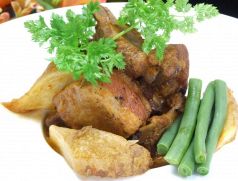 料理メニュー写真 茶美豚スペアリブのじっくり煮込み