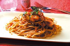 料理メニュー写真 海老とモッツァレラのトマトソースパスタ