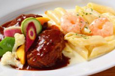 料理メニュー写真 ハンバーグ煮込みと海老のクリームペンネ R / L