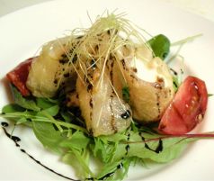 料理メニュー写真 生ハムとチーズのライスペーパー包み揚げ