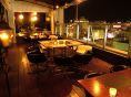 夜景を眺めながら食事ができる人気のテラス