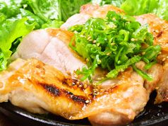 料理メニュー写真 七色の黄金鶏!一枚豪快鉄板焼き