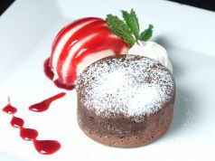 料理メニュー写真 フォンダンショコラのアニラアイス添え