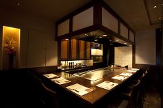 目の前でお焼きするカウンター席。