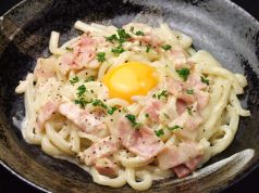 料理メニュー写真 釜揚げうどんのかるぼな~ら