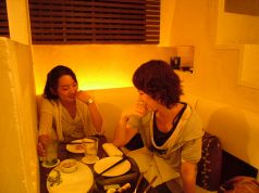 店内奥のソファー席。2人だけの時間を…