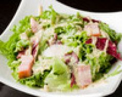料理メニュー写真&nbsp;ベーコンと温泉玉子のシーザーサラダ