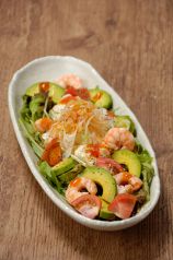 料理メニュー写真&nbsp;海老とアボカド、豆富のチリサラダ