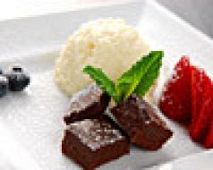 料理メニュー写真&nbsp;チョコブラウニー、ミルクバニラ添え