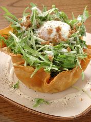 料理メニュー写真 温泉玉子のシーザーサラダ